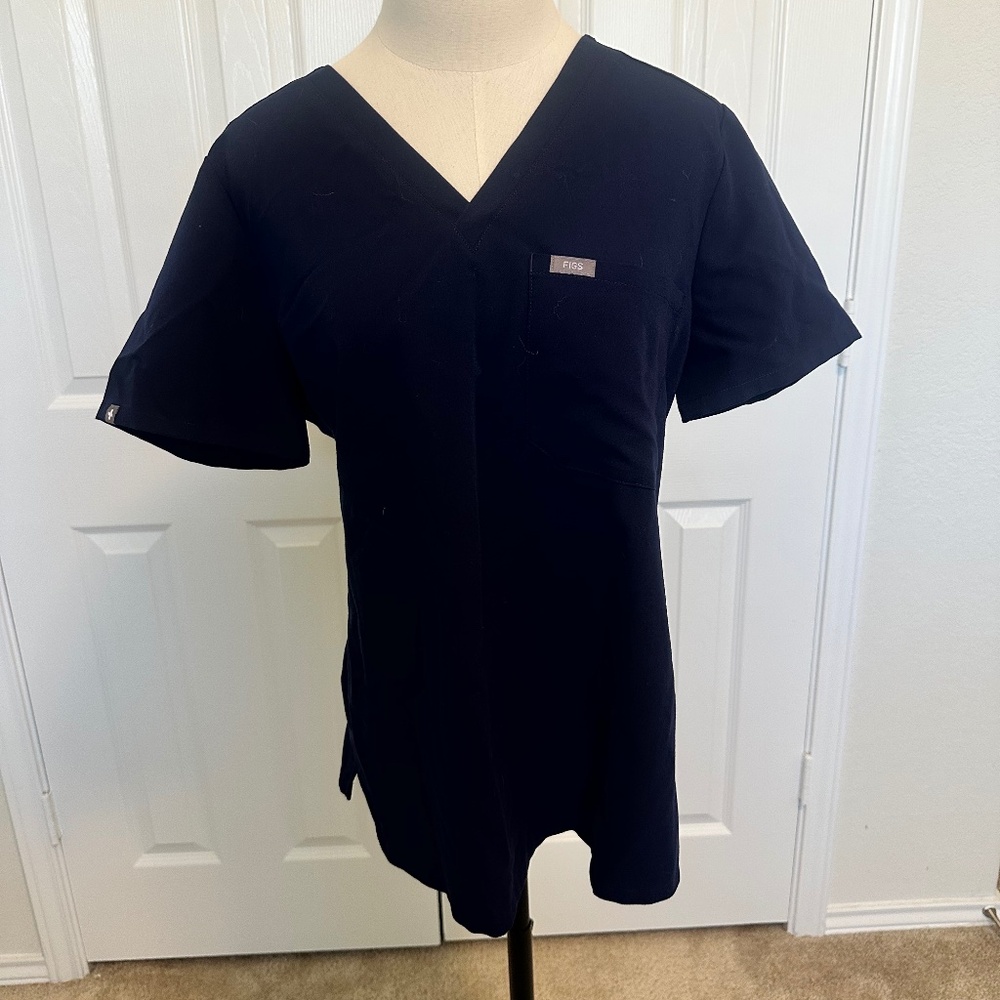 FIGS Catarina One-Pocket Scrub Top Navy M